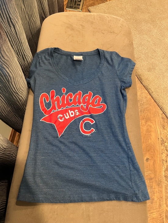 5th & Ocean Tops - 5th & Ocean Blue V-Neck Chicago Cubs Tee with Red Graphic
